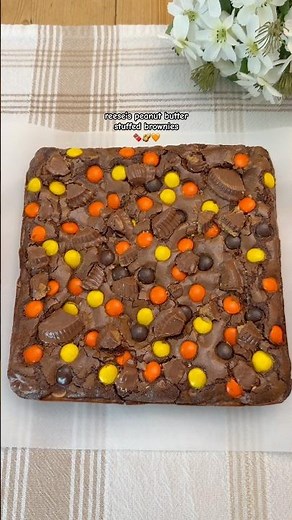 Reese’s Peanut Butter Stuffed Brownies 🍫🧡 #baking #brownie #peanutbutter #fudgybrownies #recipe