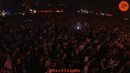 Que onda Bandamax, ya es dominguito, que tal si revivimos un set de hace 18 años para recordar la escena cuando aún estaba definiendo su estilo 👌🏽 Fausto Live at Qlimax 2007 🎧 Tracklist: 🎧 DJ Wragg & Log One - Creatures Nenes & Pascal - Platinum Joop - The Future | El Hard está en mi estilo, mi vida y mi pasión.