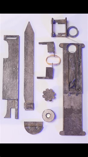 I made a cardboard Assassin’s Creed Hidden Blade… that actually works! #assassinscreed