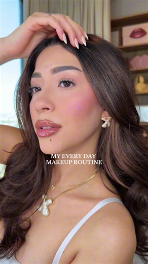 Mi maquillaje de todos los días que NO SE MUEVE & lasts ALL DAY 🤍✨ products: @rhode skin glazing milk @DanessaMyricksBeauty blurring balm @Kylie Cosmetics skin tint @Huda Beauty color corrector & concealer @Morphe Cosmetics sudden heat bronzer @Pat McGrath Labs mini divine cream blush @huda beauty easy bake @BASMA Beauty bronzer @DIBSBEAUTY baked duo blush @rhode glazing mist @kyliecosmetics lip liner “stone” lip butter “toasted marshmallow”