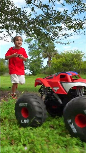 Mega Grave Digger vs Mega Spider-Man Race. Monster Jam