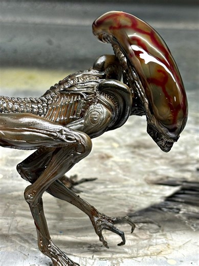 Custom Painted Dog Alien Statue - 1:12 Scale Runner Xenomorph Figure - Alien 3 Movie Collectible - Hand-Painted Sci-Fi Horror Decor
