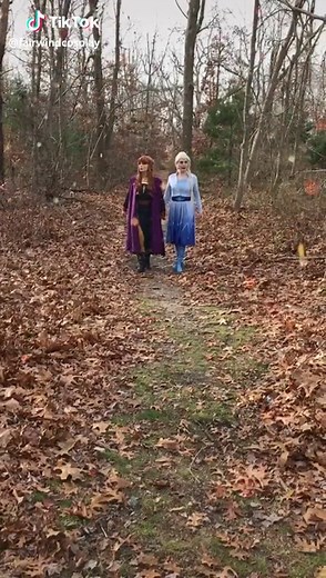 We’re in this together #cosplay #frozen #frozen2 #disney #disneycosplay #annacosplay #elsacosplay #intotheunknown #frozencosplay #elsa #anna #princess