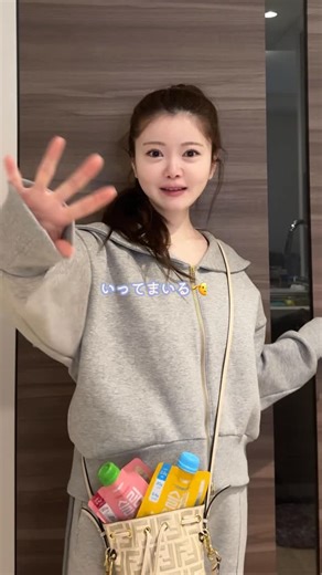 ぱに|薬剤師 on Instagram: "友達とランチの予定がある日のゆるゆるな朝☀️ 朝は軽めにLABNOSH(ラップノッシュ)の スリムシェイクのみ✨ 普通に甘い飲み物で美味しい😋 スウェットセットアップの カジュアルコーデでおでかけ♡ Qoo10 MegaDebut LiveShopping 2/3(火)20:00〜 30%MegaDebutクーポン適用後 → 1,848 円 "LIVE購入者特典：スリムシェイク ダブルチョコ味 1包＋ 血糖管理ダイエット血糖スリムカット 14包(2週分) （先着200名） メガデビュー期間購入者特典： リアル アサイベリー クレンズ 3包キット" #LABNOSH #MegaDebut #PR #ダイエット #プロテイン"