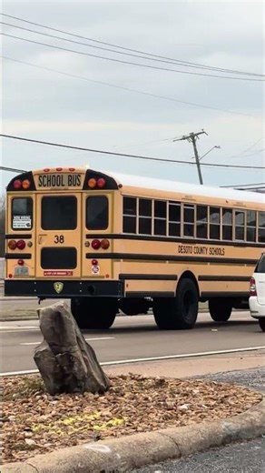 2008 IC CE300 Passing by HWY-51 (Southaven towards Memphis)