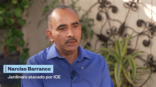 Narciso Barranco es un inmigrante indocumentado que fue arrestado violentamente en junio por agentes de ICE en California. El caso del jardinero mexicano, cuyos hijos han estado en las fuerzas armadas, llamó la atención porque quedó grabado cuando los oficiales lo tiraron al piso y lo golpearon. Julio Vaqueiro conversó con él sobre este episodio. La entrevista completa esta tarde en el noticiero de las 6:30 pm / 5:30 Centro. Aquí un adelanto 👉🏼 https://tlmdo.co/3VT0pa2 | Noticias Telemundo