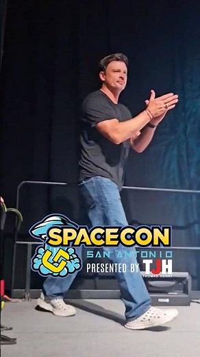 Tom Welling, Erica Durance and Laura Vandervoort have arrived at SpaceCon!#Smallville #Superman