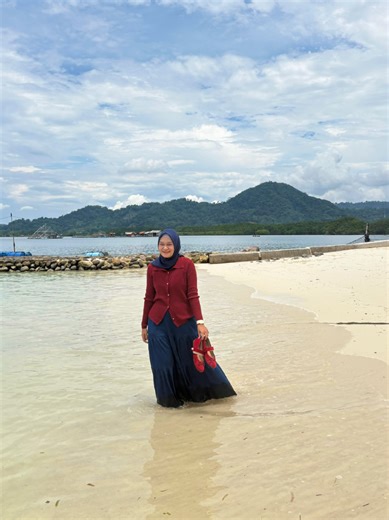 Kyoko Navy and Red Beach Outfit Inspiration