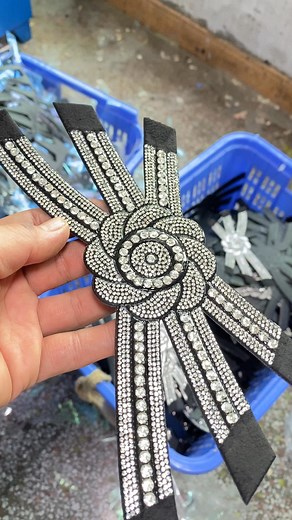 Rhinestone vamp on sandals and slippers #shoeslover #Shoe #accessories #DiDiamond vamp vamp | 吕飞