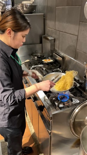 エスト ピッツェリア エ トラットリア 祇園 on Instagram: "👩‍🍳🍝🍳 西川氏のまかない道場🔥 年内最後の賄いは 「ペペロンチーノ・卵」、通称“ぺぺたま”❗️ 粉チーズと目玉焼きをのせた西川氏の大好きなパスタです😋 今年いろんな賄いにチャレンジしてきた西川氏、 営業中も山田シェフに料理を任される場面が増えました✨ お客様からの日頃の応援もありどんどん成長していきます。 来年も引き続き暖かく見守って頂けると嬉しいです☺️ 本日年内最終営業日❗️よろしくお願い致します🔥 #est#祇園#estの西川氏#西川氏のまかない道場#ぺぺたま"