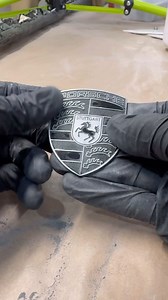 🤩Glossy black Porsche logo and polished metal😮‍💨 📌Today I show you how I turn this mat black logo, to a fantastic Glossy black and poilished metal. I use @kmk_refinish primer, and 2605 clearcoat I use @3mcollision sand paper. 220,320,400,800,1500. What do you think about ? #frenchpainterlife #automotive #automobile #refinisher #collision #porsche | Les FDP de la carrosserie