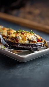 Γεμιστές μελιτζάνες με τυριά και λαχανικά!! Υλικά 3 μελιτζάνες ( 300 γρ. η καθεμία) 1 πράσινη καυτερή πιπεριά 1 μεγάλη ντομάτα 1 κόκκινη πιπεριά 80 γρ. Χωριάτικο Λευκό Τυρί ΟΛΥΜΠΟΣ 2 σκελίδες σκόρδου 2 κ.σ. ελαιόλαδο 1/2 κ.γ. αλάτι 1 πρέζα ρίγανη Πιπέρι — Κασέρι ΟΛΥΜΠΟΣ www.olympos.gr Εκτέλεση Κόψε προσεκτικά τα καπάκια από τις μελιτζάνες για να δημιουργήσεις μια θήκη. Χάραξε μέχρι κάτω εσωτερικά τη κάθε μελιτζάνα. Ρίξε αλάτι, ελαιόλαδο και ψήσε τες σε προθερμασμένο φούρνο στον αέρα στους 180°C 