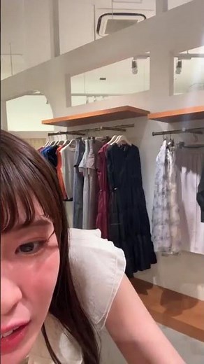 アパレル 胸チラシーン