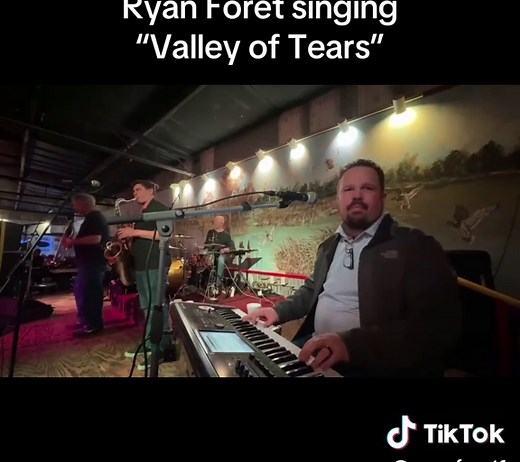 Ryan Foret singing “Valley of Tears” #livemusic #Teenahnah #louisiana #swamppopmusic #thetraditionliveson