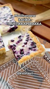Maailman paras rahka-mustikkapiirakka on supermehevä ja siinä on kiva pieni sitruunainen vivahde. Tässä ohjeessa ei turhia vatkailla, vaan ainekset vain sekoitetaan ja kootaan piirakan muotoon. Tarjoile piirakka esimerkiksi vaniljakastikkeen tai -jäätelön kera. Piirakassa voi mainiosti käyttää myös muita marjoja ja vaikka hedelmiä. RAHKA-MUSTIKKAPIIRAKKA Pohja: 100 g sulatettua voita 0,75 dl sokeria 1 muna 2,5 dl vehnäjauhoja 1 tl leivinjauhetta nokare voita voiteluun Täyte: 1 dl maitoa 250 g ma