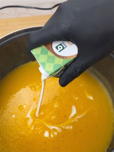 Creamy Butternut Soup by Nono Smooth and comforting soup made with butternut squash, carrots, potatoes, onion and cream. Everything blended into a velvety texture with just a touch of water to keep it light. Simple ingredients, warm flavors — perfect for a cozy meal 🤍 #soup #realfood #foodtok #fyp #home