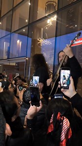 La banda española #Warcry improvisa un acústico en la puerta del Hotel Sonesta de Arequipa, con sus fans que viajaron para verlos. Lamentablemente, el Festival de hoy fue cancelado por bajas ventas. | Heavy Metal Peru