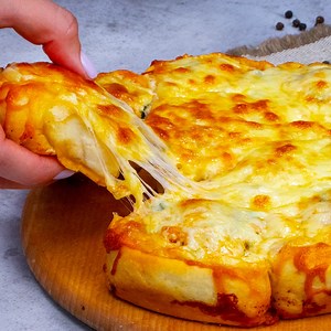Tylko zobacz jaką PYCHĘ można zrobić z MIĘSA MIELONEGO. Rozpływa się w ustach Ciasto: mąka - 200 g śmietana - 150 g olej roślinny - 20 ml mleko - 20 ml proszek do pieczenia - 15 g sól - 5 g ODŁÓŻ NA 15 MINUT nadzienie: mięso mielone - 300 g cebula - 100 g ser żółty - 150 g pieprz czarny - 5 g sól - 5 g pasta pomidorowa - 20 g jajko - 1 sztuka majeranek - 5 g pietruszka - 10 g mozzarella - 150 g Naczynie do zapiekania (średnica): 24 cm DO NAGRZANEGO DO 180 °C PIEKARNIKA / 30 MINUT | Smaczny