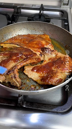 Hoy te enseño a preparar mi mejor receta de chuletas a la BBQ, te aseguro que te van a encantar 🤩 . . Ingredientes . . 6 chuletas 3 dientes de ajo 1cda de Paprika 1/2 cda de mostaza 1/2 cda de sal 1 cda de salsa de soya 1 cdta de comino 1 taza de agua 5 cdas de BBQ . . Para la ensalada . . 2 tazas de col 1 taza de zanahoria 1/2 taza de salsa de cebolla 2 cdas de aceite de oliva 1 aguacate | Flor Villalta En Su Punto