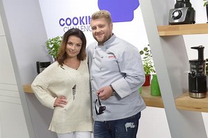 Znany kucharz kąpie syna w podgrzewaczu na jedzenie! Pochwalił się, że to takie "rodzinne gotowanie"
