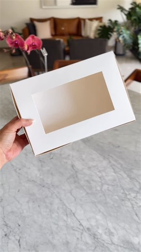 Diseños De Cartón | cajas y empaques de cartón on Instagram: "De simple a espectacular ✨ Nuestras cajas blancas lucen perfectas por sí solas, y vendemos desde una pieza. Si quieres reflejar tu marca, también podemos personalizarlas y llevar tu empaque al siguiente nivel. #empaquespersonalizados #packaging #cajaspersonalizadas #diseñosdecarton #masquecajassoluciones"