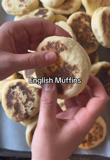 English Muffins 🥰 Υλικά \t•\t350 g αλεύρι για ψωμί \t•\t190 ml χλιαρό γάλα \t•\t12 g φρέσκια μαγιά \t•\t15 g ζάχαρη \t•\t6 g αλάτι \t•\t15 g μαλακό βούτυρο \t•\t1 αυγό \t•\tλίγο σιμιγδάλι ή αλεύρι για πασπάλισμα ⸻ Εκτέλεση 1️⃣ Παίρνουμε λίγο από το χλιαρό γάλα και διαλύουμε τη μαγιά με τη ζάχαρη και αφήνουμε 5–10 λεπτά μέχρι να ενεργοποιηθεί και να αφρίσει. 2️⃣ Σε μπολ προσθέτουμε: \t•\tτο αλεύρι \t•\tτο αυγό \t•\tτο υπόλοιπο γάλα \t•\tτο βούτυρο \t•\tτο αλάτι \t•\tτο μείγμα μαγιάς Ανακατεύουμε