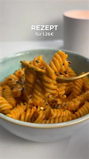 Folge 22 🔁 Vegane 1€-Rezepte ✅⁣⁣⁣⁣⁣ Pasta mit cremiger Paprika-Cashew-Soße für ca. 1,26€ pro Portion! 😍⁣⁣⁣ ⁣⁣⁣ Für zwei Portionen brauchst du: ⁣⁣⁣ ⁣⁣⁣ 200 g geröstete Paprika (ca. 2 Paprikas)⁣⁣⁣ 50 g Cashewnüsse (alternativ Cashewmus)⁣⁣⁣ 1 Knoblauchzehe⁣⁣⁣ 2 TL Hefeflocken⁣⁣⁣ 1 TL Tomatenmark⁣⁣⁣ 150 ml Pflanzendrink ungesüßt⁣⁣⁣ 0,5 TL Salz⁣⁣⁣ 0,25 TL Pfeffer⁣⁣⁣ 0,5 TL Paprika Edelsüß oder Chilipulver⁣⁣⁣ 250 g Pasta nach Wahl ⁣⁣⁣ ⁣⁣⁣ 💡Ja nach Zeitaufwand könnt ihr die Paprika ca. 20-25 Minuten