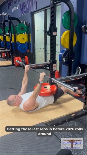 Sneaking in a few last reps before 2026 shows up. Weighted inverted rows are one of those simple-but-effective moves that build upper-back strength, reinforce clean pulling mechanics, and add controlled volume. Very useful even if you can already crank out pull-ups. More tension, more time under load, better balance for the shoulders. The new year is just a few hours away. How you finish often sets the tone for how you start. Here’s to hitting the ground running and carrying this momentum straig