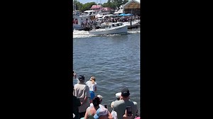 Boat docking competition sees contestant perfectly reverse into narrow bay