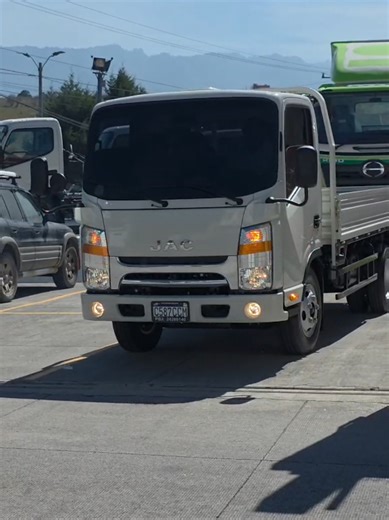 🚛💼 Los grandes negocios no esperan, avanzan. Este camión está listo para trabajar y hacerte crecer. 📲 Escribime hoy y cotizá el tuyo al 3199-5619 #jac #xela #camioneros