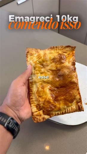 Roger Reiz - Emagrecimento on Instagram: "Esse pastel FRITO de feira aqui… parece zoeira, mas fez parte do meu processo de eliminar 69kg. Sabe por quê? Porque não é o pastel que te engorda. É ficar passando fome, irritado… e atacando besteira no meio da tarde. Quando tu come algo gostoso + proteico + que segura tua fome, tu para de surtar. Tu para de atacar geladeira. Tu volta a ter controle. E é isso que eu ensino pros meus alunos: emagrecer comendo bem, sem viver de ovo cozido e sofrimento. Es