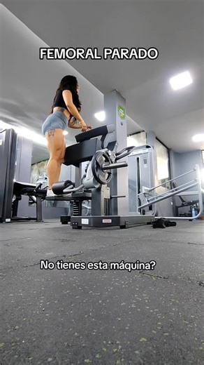 3 beneficios de Hacer femoral parado en polea (también conocido como curl femoral en polea baja o leg curl en polea de pie) 1. Aisla el femoral (isquiotibiales) Permite un trabajo muy focalizado en la parte posterior del muslo, especialmente en el bíceps femoral, ayudando a mejorar la forma y definición del músculo. 2. Mayor control y contracción La polea ofrece una resistencia constante durante todo el movimiento, lo que permite una contracción más prolongada y efectiva en la fase concéntrica y