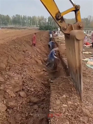 Powerful Machines at Work in Fast Factory Clips