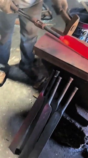 Teknik Pekerja Cerdas Proses Tempa Besi Baja Dengan Mudah Menggunakan Alat Sederhana #Shorts