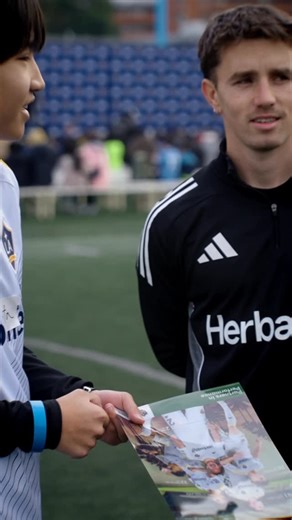 Herbalife on Instagram: "数年前、日本からカリフォルニアへ。 異国の地での生活。言葉の壁を感じた時、サッカーが彼の心の支えになった。 サッカーが自信を育み、仲間が力を与えてくれた。 そして今、再び日本へ。 Herbalife × LA Galaxy の絆が、夢をつなぎ、憧れの選手との出会いを叶えた。 スポーツとコミュニティの力は、どこへ行ってもあなたを支えてくれる。 _________________ A few years ago, this young fan moved from Japan to California. When language felt hard, soccer spoke for him. Soccer built confidence. Community built strength. Now back in Japan, thanks to the Herbalife × LA Galaxy partnership, he got to meet his favorite player, proof that the powe
