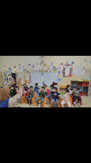 Aujourd’hui, les enfants découvrent la salutation en français 😍à travers une chanson amusante, ce qui leur permet d’acquérir une bonne prononciation et de participer avec confiance🥳🎊 | Crèche Flower Kid's Oran