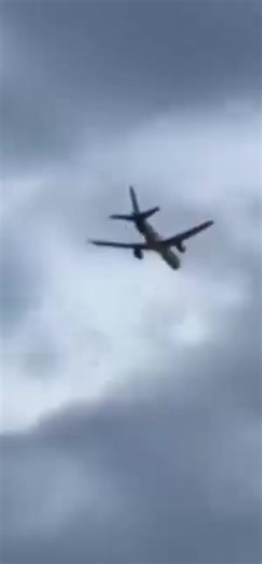 3.8K views · 66 reactions | ✈️ Italie : un Boeing 757 de la compagnie Condor, reliant Corfou à Düsseldorf avec 273 personnes à bord, a pris feu juste après son décollage, lorsque son moteur droit s’est embrasé. Des passagers évoquent des explosions, une panne de courant et des messages d’adieu envoyés à leurs proches. Grâce au sang-froid du pilote, l’appareil a pu se poser en urgence à Brindisi (Italie). Aucun blessé n’est à déplorer. | Esky Amowogbegnon | Facebook
