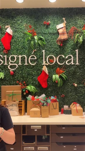 Choisir local, c’est poser un geste qui compte vraiment. Derrière chaque produit, il y a une personne passionnée qui crée et qui rêve! ✨ Chez Signé Local, ce sont plus 300 entreprises d’ici qui rendent chaque cadeau encore plus précieux! 🎁 . . . #achatlocalquébécois #achatlocal #signelocal #localbusiness #produitsquebecois | Signé Local - Vitrine du fait au Québec