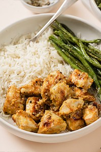 These honey mustard chicken bowls are the easiest chicken dinner bowl for busy weeknights! It’s kid-friendly and made with a gluten and dairy-free honey mustard sauce. For the chicken Salt & pepper 1 tsp onion powder 1 tsp garlic powder 3 tbsp dijon mustard 3 tbsp honey 2 tbsp avocado oil, divided 1 lb chicken breast, cubed For the green beans 1 lb French green beans, trimmed Salt and pepper 2 tsp garlic powder 2 tbsp avocado oil Juice of half a lemon To serve 2 cups jasmine rice, cooked | Unbou