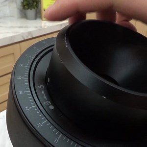 ｜WPM KONOS AllGround 錐刀磨豆機 110V｜ 重新定義精密研磨！外觀、操作、殘粉實測全解析 ▶️ https://youtu.be/910y9eLy0Vk 🛍️ https://bit.ly/43VosJE WPM KONOS AllGround 錐刀磨豆機 110V ● 71mm錐刀 ● 低噪音設計 ● 精細研磨刻度調整 ● 防靜電低殘粉設計 ● 快拆刀盤、出粉口 ● 1-10檔轉速（150-420rpm） #WPM #KONOS #AllGround #錐刀磨豆機 #實測 - 📍加入LINE了解更多資訊 LINE客服ID：@tiamocafe​ 📍全台預約看機據點 📍北部 復興門市｜台北市中山區復興北路342號 平鎮門市｜桃園市平鎮區陸光路14巷168號 預約資訊：0928-632586 黃先生（LINE ID：0928632586） 客服洽詢：03-4200393 📍中部 太原門市｜台中市北區太原路二段102號 預約資訊：0978-600188 秦先生（LINE ID：0978600188） 客服洽詢：04-22368126 📍南部 新興門市｜高雄