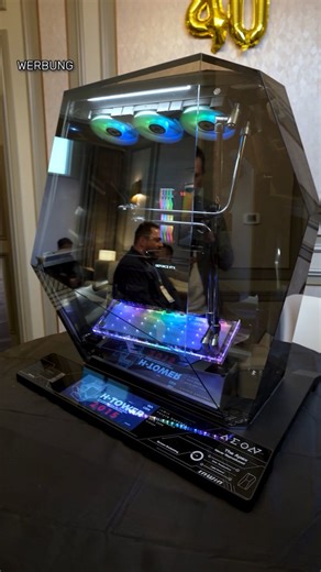 Wie fancy soll ein PC-Gehäuse sein? InWin so: JA. 🤯✨ Wir stehen hier vor dem neuen InWin Aeon – und das Ding ist absolut wild! Das sind die abgefahrenen Features des 12. Signature Cases: 💳 Sesam öffne dich: Haltet eine Karte an das Gehäuse und die komplette Hardware fährt elektrisch hinten raus! 🏗️ 60-Kilo-Monster: Ein Mix aus spiegelndem Glas und Edelstahl 💎 Ultra-Limitiert: Es wird weltweit nur 20 Stück geben ❄️ Platz ohne Ende: Support für BTF-Mainboards, herausziehbarer Mainboard-Tray un