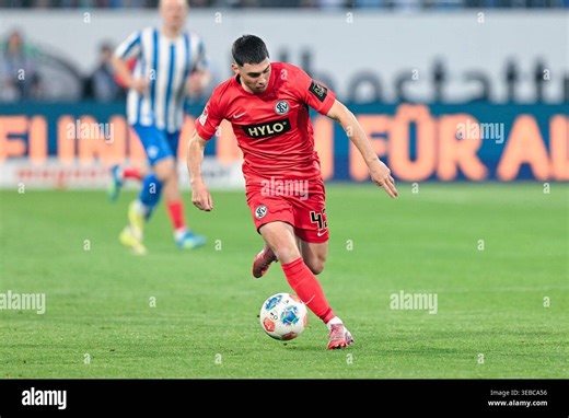 25 April 2026, Hesse, Darmstadt: Soccer, Men: Bundesliga 2, Darmstadt 98 - SV Elversberg, Matchday 31, Merck-Stadion am Böllenfalltor. Felix Keidel (SV 07 Elversberg) passes the ball. Photo: Uwe Anspach/dpa - IMPORTANT NOTE: In accordance with the regulations of the DFL German Football League and the DFB German Football Association, it is prohibited to utilize or have utilized photographs taken in the stadium and/or of the match in the form of sequential images and/or video-like photo series Sto