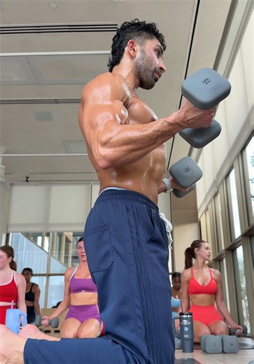 before the day starts 💪🏽 #hotsculpt #pilates #heatedworkout #matpilates #fitness Instructor: @FRANCESCA Routine: @FK BODY | HOME WORKOUTS Studio: @o2life