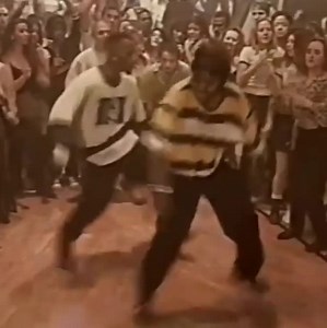 Début des années 90, la House Music fait son apparition dans les clubs de Chicago et attire les danseurs Hip-Hop sur les dancefloors 😊💯👏 | Paris a le Groove