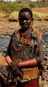 Mujer Surma con sus adornos y complementos. #inspirationofafrica | Quim Fàbregas