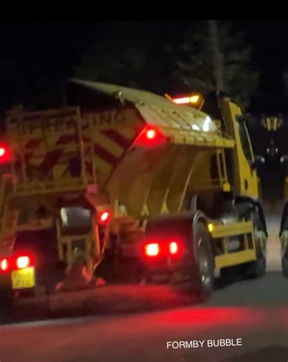 Tbe Gritter is out in our Bubble! A chilly night ahead for #Formby. Temperatures are around 4°C this evening, but it will feel closer to -1°C due to the cold air. Conditions will remain largely dry overnight, with clear spells developing and a patchy frost expected in places. Take care if you are heading out late or early in the morning, as surfaces could become icy. ❄️ | Formby Bubble