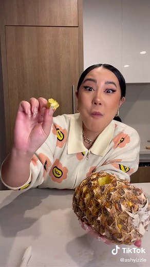 Fun Pineapple Hack: Twist, Roll, and Enjoy! 🍍