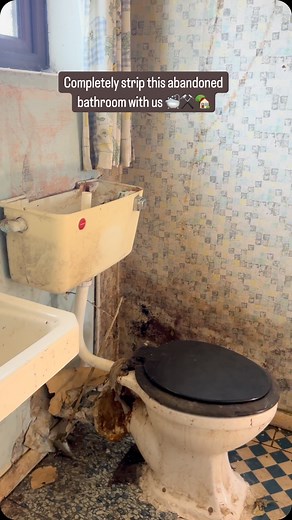 Completely strip apart our 1960’s abandoned bathroom ⚒️🛁 #explorepage #renovation #reonvationproject #bathroomrenovation #bathroom #renovating #explore #journey #homesweethome #homedesign | Lois Carsley