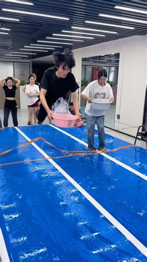 爆笑辦公室遊戲：帥哥端水剛跳起來，直接滑倒變成落湯雞😂😂😂#funny #funnygame #happy #games #办公室游戏 #challenge 😎 这里是 “天真无鞋【粉丝号】” 的快乐星球！ 主打一个 “上班不 emo，快乐无套路”，专治各种不开心星人✨！🎮 办公室秒变游乐场：摸鱼小游戏、奇葩挑战、同事互坑名场面… 没有剧本全是真・社畜日常，看我们如何把枯燥工位玩出花🌼！搞笑视频不定期掉落，从晨会翻车到下午茶整活，每帧都是打工人的快乐密码～ 所有视频均获中国大陆创作者授权，严格遵守平台规定，放心开启 “哈哈哈哈” 模式！ 🌟 想 get 更多快乐能量？速速订阅，点亮小铃铛🔔 天真无鞋【粉丝号】,开心工作,快乐生活,办公室游戏,搞笑视频,办公室搞笑,职场欢乐日常,办公室趣味游戏,专治不开心,职场搞笑视频,办公室整活,工作快乐瞬间,搞笑办公室,办公室娱乐,解压搞笑视频,职场趣味,办公室欢乐,搞笑职场日常,办公室小游戏,快乐工作日常,办公室搞笑挑战,解压职场视频,办公室趣事,搞笑工作瞬间,办公室欢乐游戏,职场搞笑整活,办公室轻松日常,搞笑办公室生活,办公室娱乐