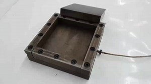 BMC是一种半干法制造玻璃纤维增强热固性制品的模压中间材料，可用于进行模压和注塑。